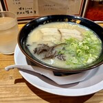 博多ラーメン清水屋 - 料理写真:皿に乗って登場
