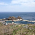 あっちゃの店 - 龍飛漁港と津軽海峡 遠くにうっすら北海道を望む
