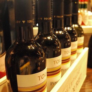 豊富なワインはソムリエがセレクト。お好みの一杯をどうぞ