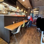 3匹のこぶた - カウンター席向かいにもテーブル席(2人掛け)