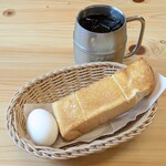 コメダ珈琲店 - 料理写真:アイスコーヒー たっぷりサイズ 680円(①山食パン(トースト) 定番ゆで玉子)