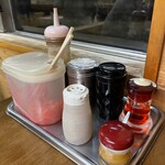 みっちゃんラーメン - 卓上の調味料（かえし、胡椒、餃子のタレ、ラー油、紅生姜、胡麻、にんにく）