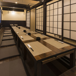 Stretch your legs and relax. Popular horigotatsu seats! Up to 22 people