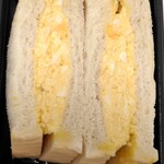 西友 - 料理写真:「白いたっぷり玉子サンド」(税別185円/税込199円)