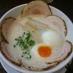 豚CHIKIしおチャーシュー麺、煮玉子追加
