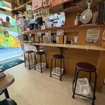 タイ食堂 ひょうたん - 店内　カウンターとテーブル