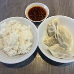 手作り中華 まーちゃん - 定食で食べ放題の水餃子とライスを焼き餃子が出てくるまで先に食べる