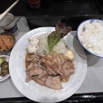 雄太 - お目当ての鯖の塩焼き¥1.000は売切れ・・・、
✅ 豚生姜焼き定食¥1.100❗️
※ご飯(普通でも大盛りレベル)、味噌汁、小鉢、漬物付
※キャッシュオンリー