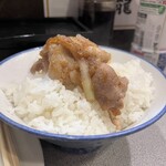 雄太 - お目当ての鯖の塩焼き¥1.000は売切れ・・・、
✅ 豚生姜焼き定食¥1.100❗️
※ご飯(普通でも大盛りレベル)、味噌汁、小鉢、漬物付
※キャッシュオンリー