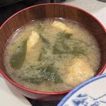 雄太 - お目当ての鯖の塩焼き¥1.000は売切れ・・・、
✅ 豚生姜焼き定食¥1.100❗️
※ご飯(普通でも大盛りレベル)、味噌汁、小鉢、漬物付
※キャッシュオンリー