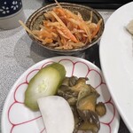 雄太 - お目当ての鯖の塩焼き¥1.000は売切れ・・・、
✅ 豚生姜焼き定食¥1.100❗️
※ご飯(普通でも大盛りレベル)、味噌汁、小鉢、漬物付
※キャッシュオンリー