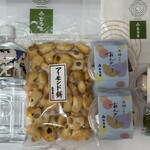 もち吉 - 料理写真:アーモンド餅 330円　あんみつ 530円　わらび餅 360円　草餅 150円　力水の日！毎週水曜日と土曜日は商品購入者に力水1本プレゼント！