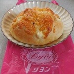 Lyon 小麦館 - チーズ入り塩パン(150円).