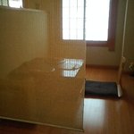 奥に個室がひとつあり