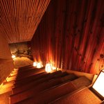 御曹司 きよやす邸 - 木の香り、和食の香り。水の音、暗がりの雰囲気は旅館そのもの。