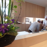 割烹　伊勢　すえよし - 店主が修業していた菊乃井の村田吉弘氏からのお花がカウンターに飾られていました。