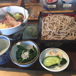 登喜和 - 2015年5月。ランチのミニ海鮮丼とミニそばのセット880円。