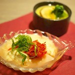 dentoumizutakikoshitsushougetsu - "お通し:香る松茸の茶碗蒸し"と"前菜：生湯葉のエビ餡かけ"