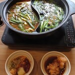 しゃぶ葉 - 料理写真:白だしと赤チゲ味噌だし