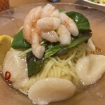 ポポラマーマ - 料理写真:冷製北海道産ホタテ貝柱とエビのカルパッチョ風ペペロンチーノ