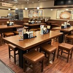丸亀製麺 - 店内　※リニューアルして、仕切りがなくなりました