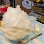 やきいも丸じゅん - フレーバー果肉かき氷　リンゴ　練乳付き　Мサイズ　もりもりです　ふわふわでリンゴの味がかなりしっかりします　爽やかな酸味もあり美味しい　練乳で味変できます