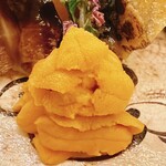 割烹 白鷹 - 周防大島産の赤ウニです。この季節は必食