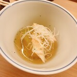 割烹 白鷹 - お通しです。冬瓜の冷製出汁煮に紅ズワイ蟹の足をトッピング。振り柚子の香りが涼味をさらに引き立てます。