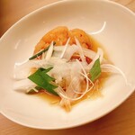 割烹 白鷹 - 鰹のたたき用のポン酢ともみじおろしに薬味の玉葱スライスを乗っけちゃいました