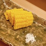 割烹 白鷹 - 蒸し玉蜀黍。塩が甘い地味を際立てます