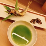 割烹 白鷹 - 天然の鮎の塩焼きです。冬は猪狩りの猟師さんが夏は鮎釣り名人に変身。直で取引されています。右はゴーヤです