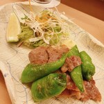 割烹 白鷹 - 万願寺とコウネの黒胡椒塩炒め。これはまた抜群にウンマイ。山崎のハイボールとベストマッチでした