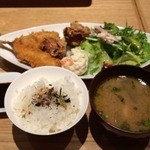ワ カフェ エイム - いつでもランチのミックスフライ950円＋税