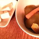 ぶどう屋 - お通しのピクルスとカマンベール