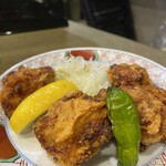 餃子と唐揚げ 犀のツノ - 唐揚げハーフ　600円
４個だが８個は880円！(◎_◎;)