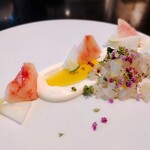 ラ・ボンヌターブル - 瞬〆スズキのタルタル、桃、コールラビ、サワークリーム、花穂紫蘇