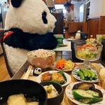パンダの寝床 - 3人だったので、隣にパンダちゃん座ってくれた