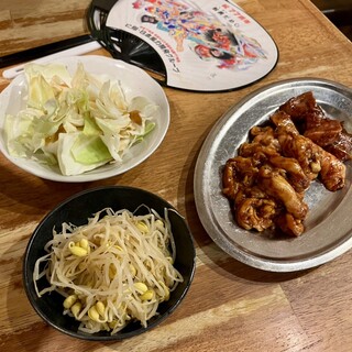 炭火焼ホルモンたつや - 料理写真:ホルモン、キャベツ、もやしのナムル