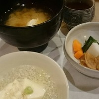 日本料理 川島 - 基本コースの後半。味噌汁と雑炊と漬け物(揚げ豆腐は食べるのに夢中で写真撮り忘れました)