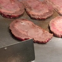 ステーキハウス松波 - 目の前の鉄板