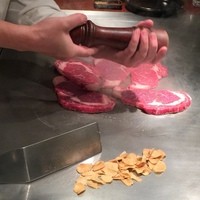 ステーキハウス松波 - 目の前の鉄板