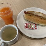 ガスト - 料理写真:パンからはみ出るソーセージ・スープバー&ドリンクバー付き ¥500税込