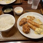 ガスト - 料理写真:から好しから揚げ&海老フライ定食が配膳 ^ ^