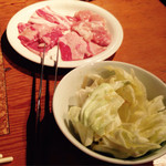 元氣七輪焼肉 牛繁 - 先ずけの塩キャベツ　後ろが先ずけの肉たち