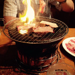 元氣七輪焼肉 牛繁 - 炭火こんろ利用なので、火力調整が難しい・・