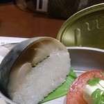 とろさば料理専門店　SABAR 東京恵比寿店 - お通しの鯖寿司。ござえもん寿司よりさっぱりしていて柔らかい。