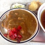 太陽食堂 - ラーメンと半カレーの半カレー＆付け合せ・漬物