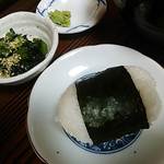 Shoujutei - おにぎり（昆布）と小鉢（わさび菜の煮びたし）