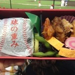 マツダズームズーム スタジアム広島 - 2015.4.28　広島駅弁の「黒田博樹弁当１５」包装紙に包まれた「一球の重み」は、おむすびです。むすびの中には、煮たまご１個が入っています！