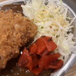 伊万里の小さなカレー屋さん - キャベツと福神漬けです。
